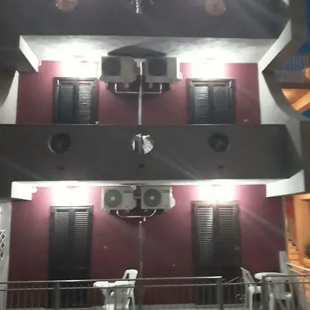 Casa de hóspedes Besarooms *