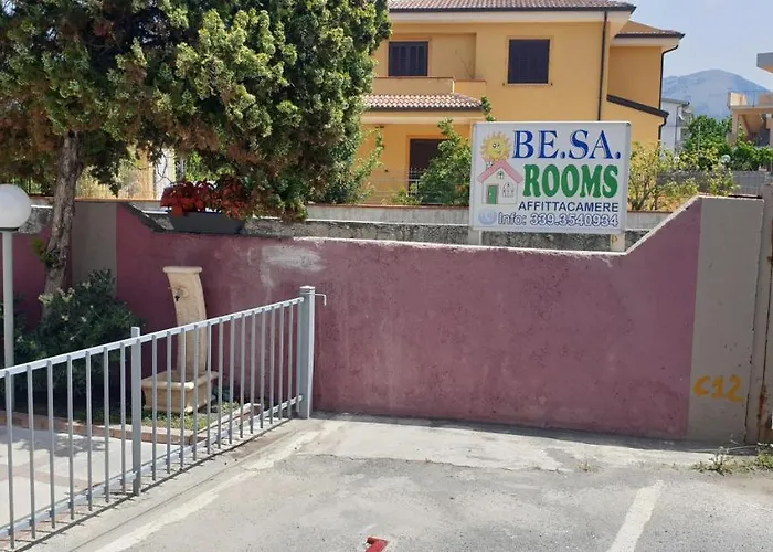 Casa de hóspedes Besarooms *